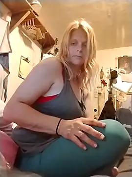 Snapshot of lilbug69 chatting on March 2, 2026, 9:16 am lilbug69 online show from March 2, 2026, 9:16 am