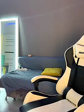 julia fly online show from November 28, 2025, 9:53 am