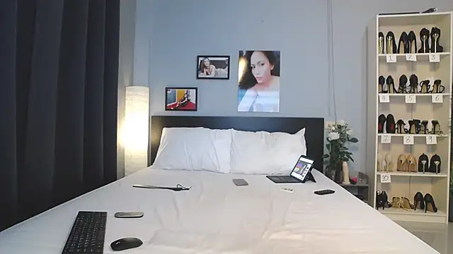 Hotbeebee online show from October 19, 2025, 12:46 am