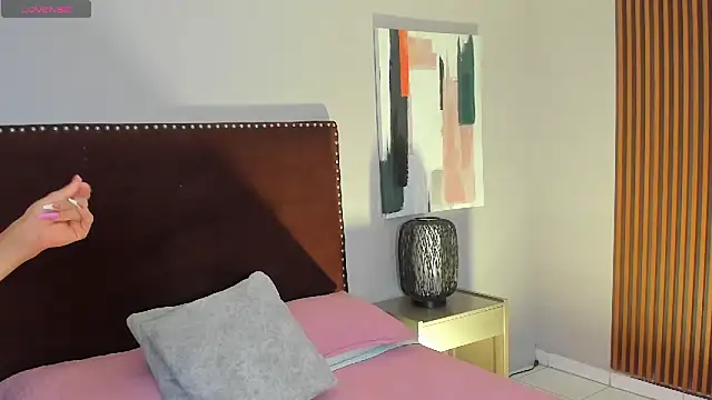 LauraAristizabal online show from October 17, 2025, 12:40 pm