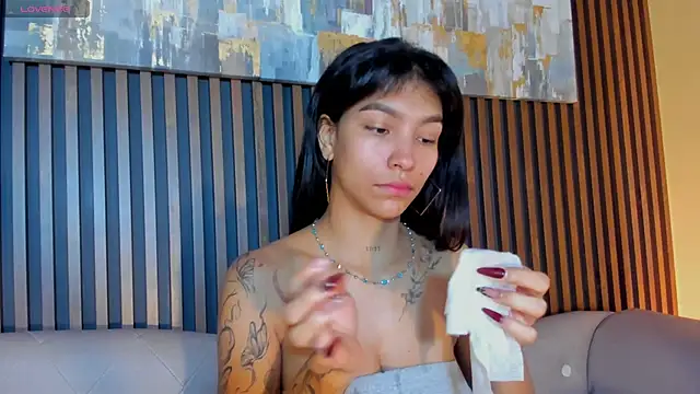 LauraAristizabal online show from November 9, 2025, 12:42 pm