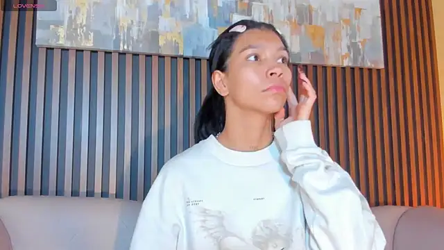 LauraAristizabal online show from November 15, 2025, 12:31 pm