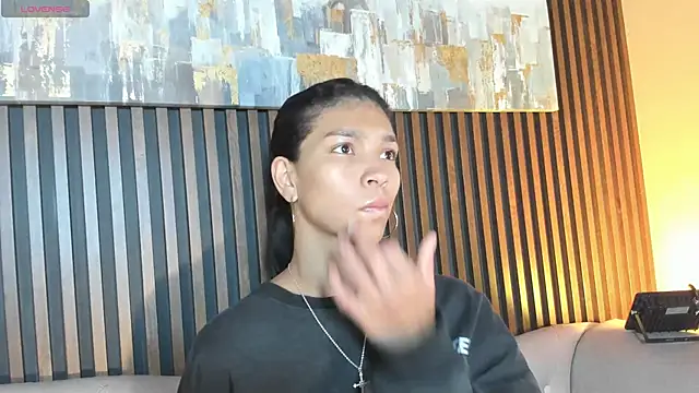 Snapshot of LauraAristizabal chatting on February 15, 2026, 12:04 pm LauraAristizabal online show from February 15, 2026, 12:04 pm