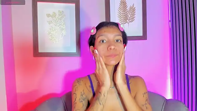 LauraAristizabal online show from November 26, 2025, 1:00 pm