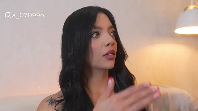 sarah hiill online show from December 15, 2025, 10:04 pm