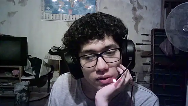 Snapshot of Emv2 chatting on October 22, 2025, 6:02 am Emv2 online show from October 22, 2025, 6:02 am