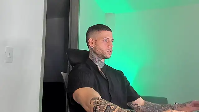  jamesleandros1 online show from April 21, 2026, 1:42 am