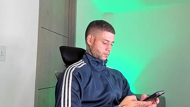  jamesleandros1 online show from April 23, 2026, 3:24 am