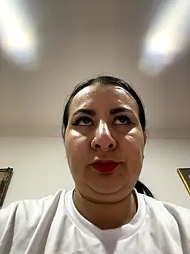 Abril Luv online show from October 10, 2025, 2:01 am