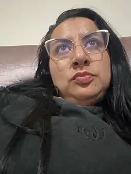 Abril Luv online show from November 28, 2025, 2:12 am