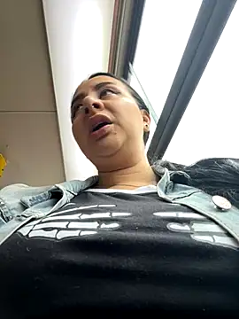 Abril Luv online show from October 23, 2025, 12:04 pm