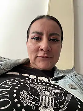 Abril Luv online show from February 11, 2026, 1:44 pm