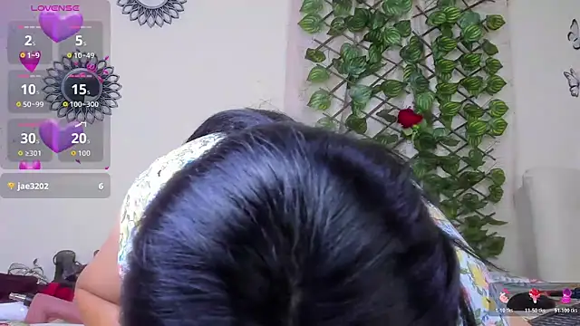 Juli Castillo8 online show from November 27, 2025, 3:40 am