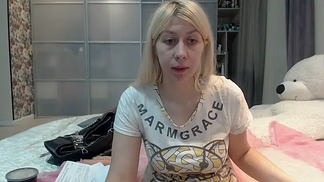 KyliePag online show from December 17, 2025, 7:13 am