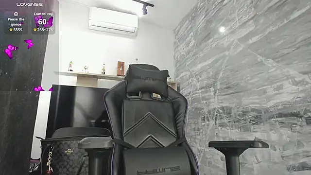 LunaBaker-1 online show from September 30, 2025, 8:15 pm