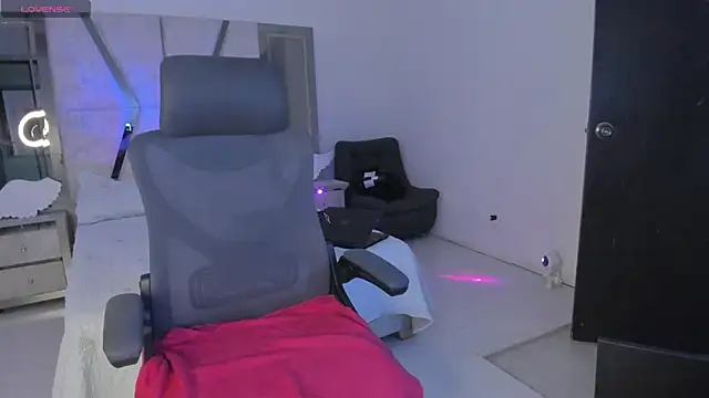 LunaBaker-1 online show from March 13, 2025, 10:54 pm