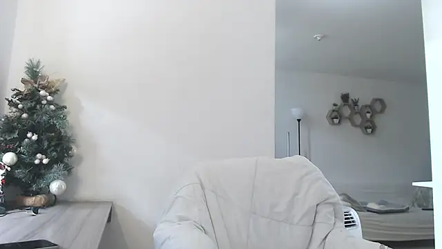 Snapshot of MIYESSI chatting on February 5, 2026, 2:02 pm MIYESSI online show from February 5, 2026, 2:02 pm