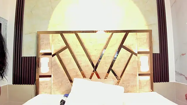 Athenea Mills online show from November 12, 2025, 6:45 pm