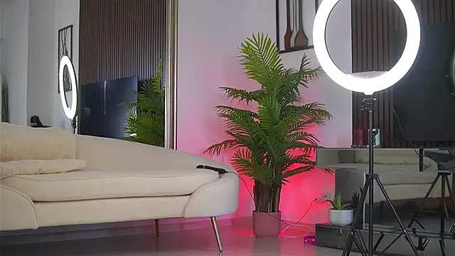 Snapshot of Abbela_White chatting on July 5, 2026, 5:47 am Abbela White online show from July 5, 2026, 5:47 am