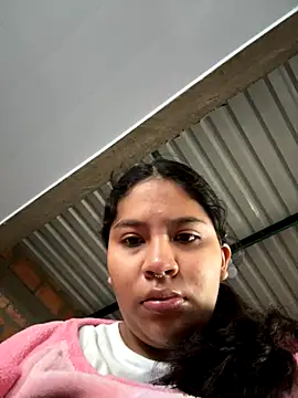 moncerrat luna online show from November 17, 2025, 2:32 pm