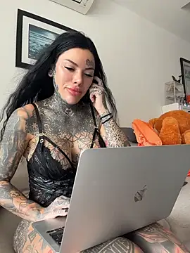 claudiacvc95 online show from June 27, 2026, 5:24 am