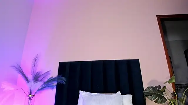 NoraDasilva online show from April 8, 2026, 12:56 am