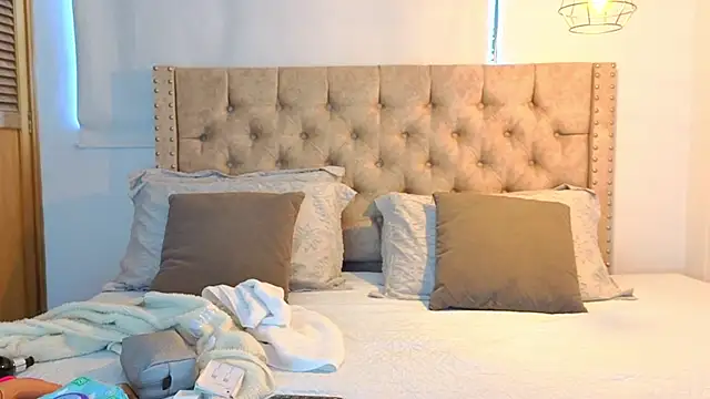 KeryHillson online show from November 25, 2025, 11:54 am