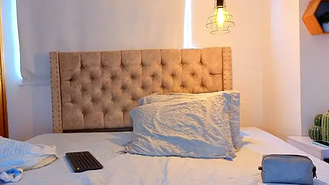 KeryHillson online show from March 6, 2026, 2:12 pm