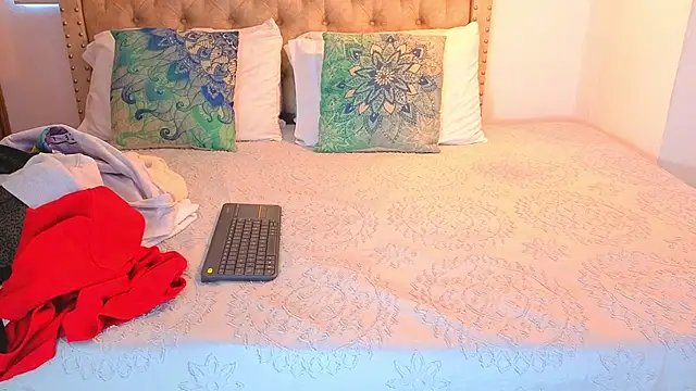 KeryHillson online show from October 26, 2025, 2:39 pm