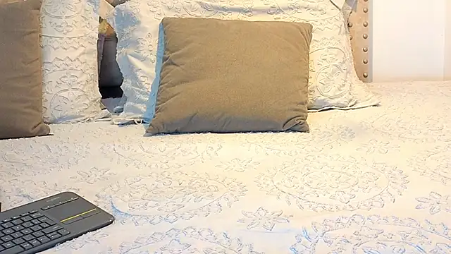 KeryHillson online show from November 21, 2025, 12:48 pm