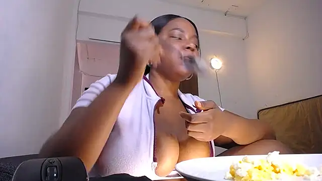 Snapshot of yselahot chatting on February 16, 2026, 3:21 pm yselahot online show from February 16, 2026, 3:21 pm