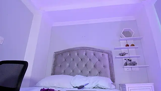 Snapshot of CamileHolmes chatting on February 9, 2025, 8:43 am CamileHolmes online show from February 9, 2025, 8:43 am