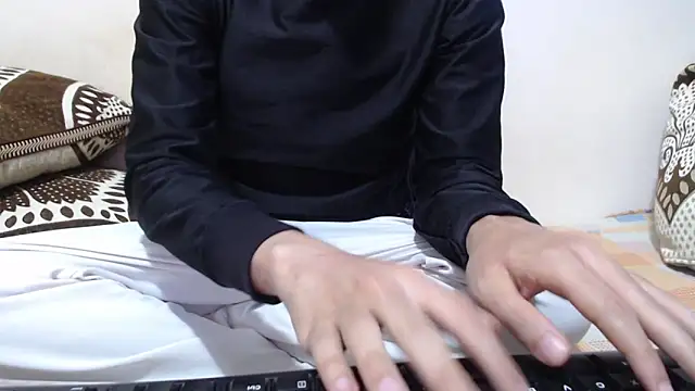 Alexdelarge323 online show from April 7, 2026, 3:58 pm