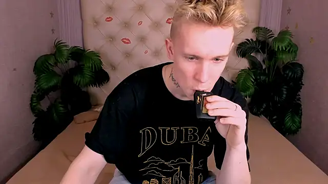 Snapshot of AlexxSweet chatting on February 6, 2025, 5:03 am AlexxSweet online show from February 6, 2025, 5:03 am