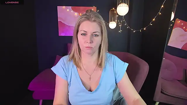 Snapshot of Annie_Light chatting on February 7, 2025, 5:52 am Annie Light online show from February 7, 2025, 5:52 am