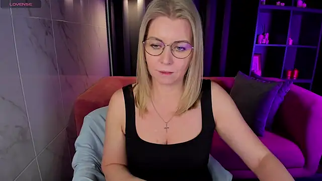Snapshot of Annie_Light chatting on March 7, 2025, 12:01 pm Annie Light online show from March 7, 2025, 12:01 pm
