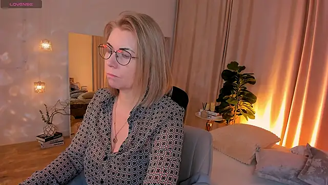 Annie Light online show from April 3, 2026, 6:53 am