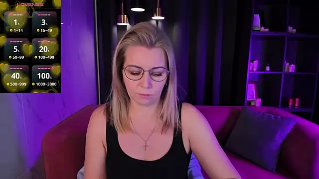 Snapshot of Annie_Light chatting on March 4, 2025, 6:04 am Annie Light online show from March 4, 2025, 6:04 am