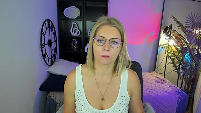 Snapshot of Annie_Light chatting on September 10, 2025, 5:39 am Annie Light online show from September 10, 2025, 5:39 am