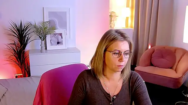 Snapshot of Annie_Light chatting on September 30, 2025, 5:57 am Annie Light online show from September 30, 2025, 5:57 am