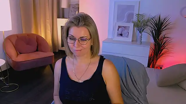 Snapshot of Annie_Light chatting on October 6, 2025, 5:52 am Annie Light online show from October 6, 2025, 5:52 am