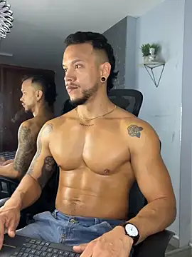 Snapshot of ARON_TAYLER01 chatting on March 20, 2025, 12:43 pm ARON TAYLER01 online show from March 20, 2025, 12:43 pm