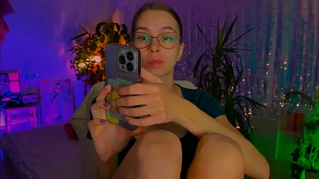 poli   online show from November 24, 2025, 7:25 pm