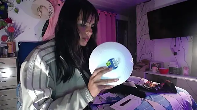 Samara Beltran online show from October 8, 2025, 3:41 am