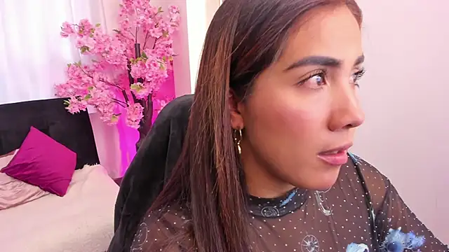 KAROLIVONNE online show from April 21, 2026, 8:59 pm