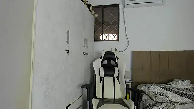 chloe ebony  online show from March 6, 2025, 10:15 pm