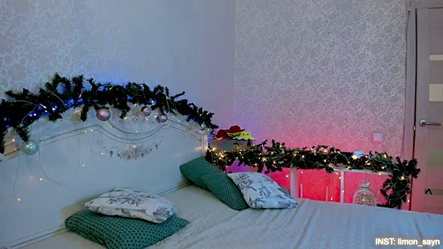 LillyMoure  online show from January 12, 2026, 11:31 pm