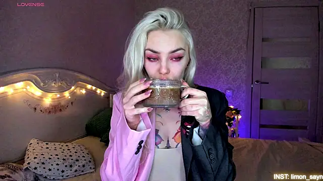 LillyMoure  online show from May 20, 2026, 11:57 pm