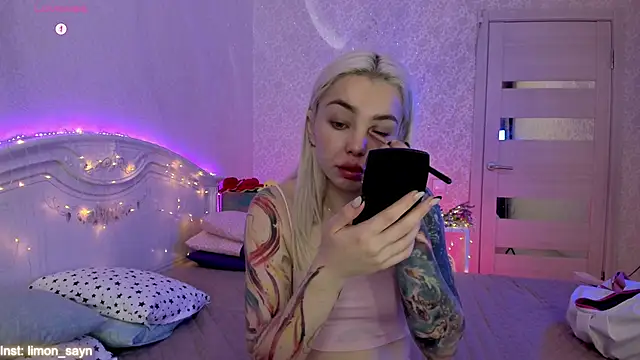 LillyMoure  online show from October 5, 2025, 11:39 pm