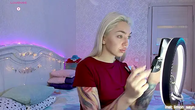 LillyMoure  online show from October 29, 2025, 11:25 pm